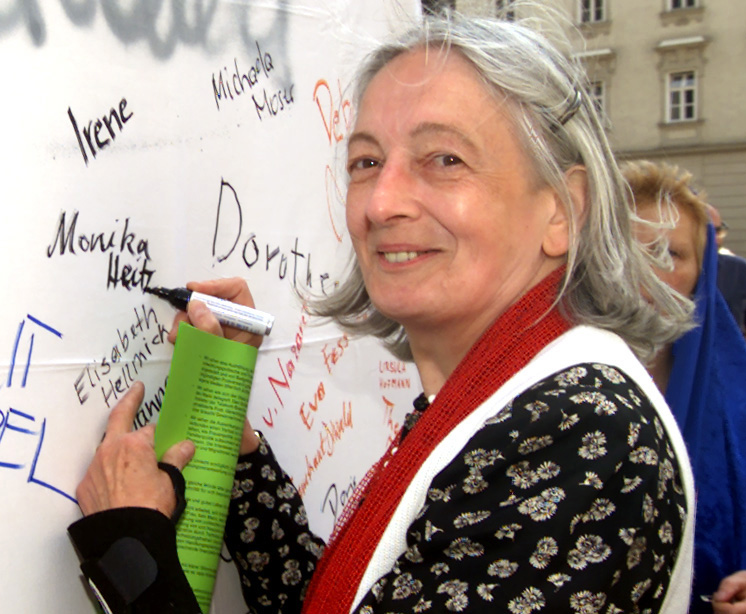 Martha Heitz (alt.-kath.) / Protestaktion des ?sterr. Frauenforums 'Feministische Theologie' sowie der Frauensynode gegen die politische Situation in ?sterreich. Protest-Unterschrifts-Wand. Wien, Stephansplatz, 28.4.2000Franz Josef Rupprecht, A-7123